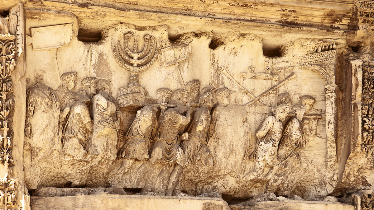 ARC-DE-TITUS-TROMPETTES-ARGENT-shutterstock_94914505.jpg