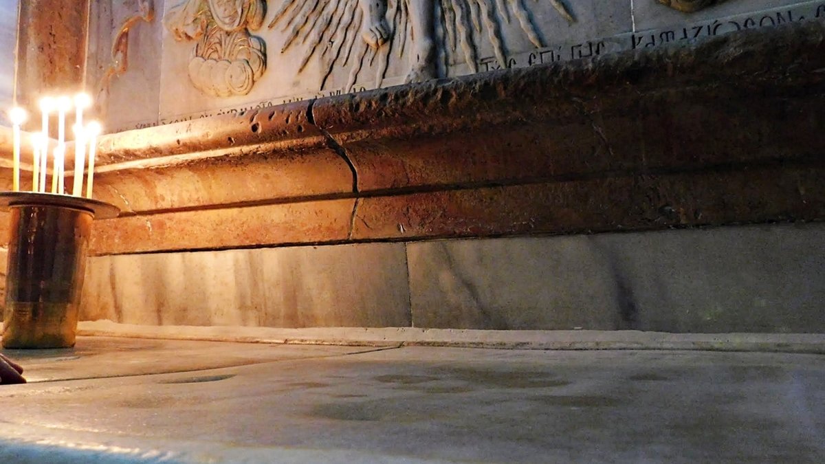 WEB3-08-holy_sepulchre_tomb.jpg