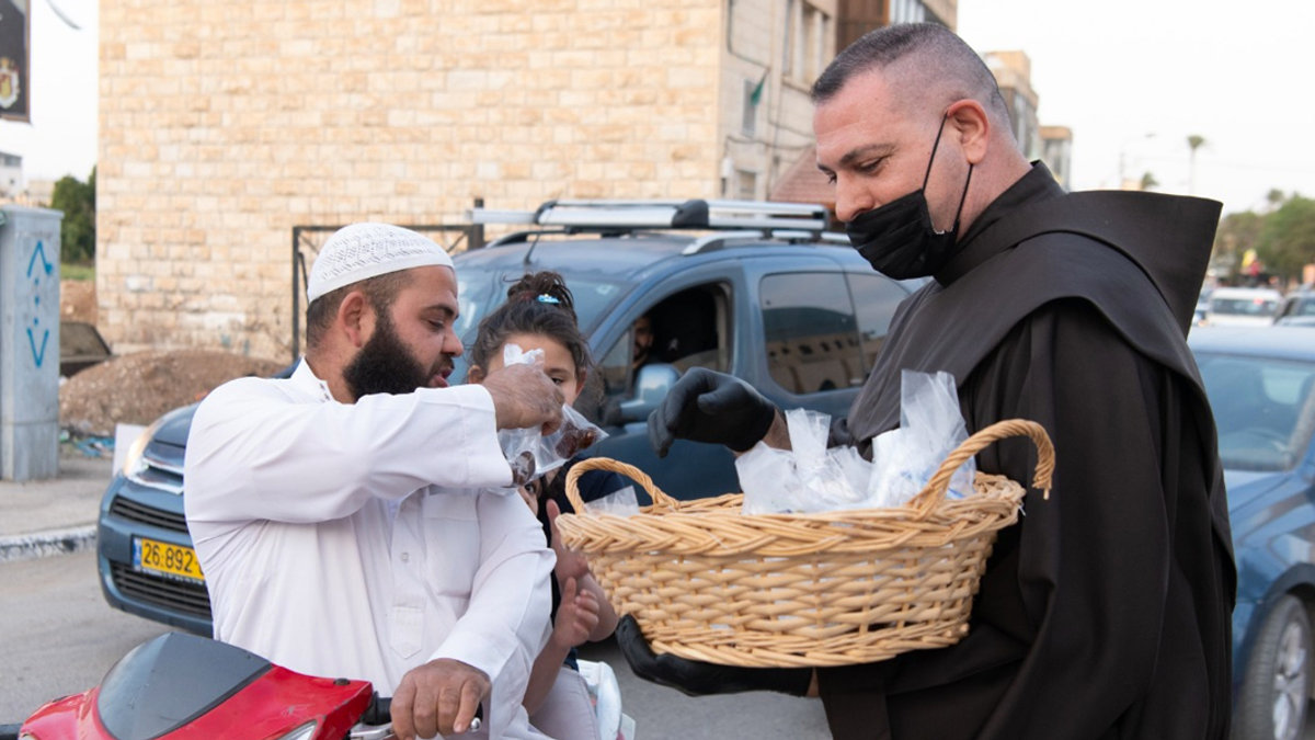 FRANCISZKANIN ROZDAJE WODĘ