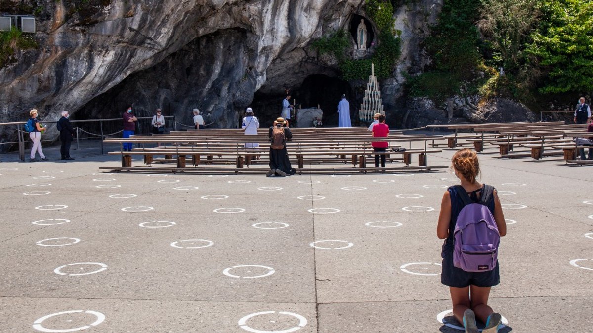 LOURDES-PILGRIMS-080_HL_JMBARRERE_1147400.jpg