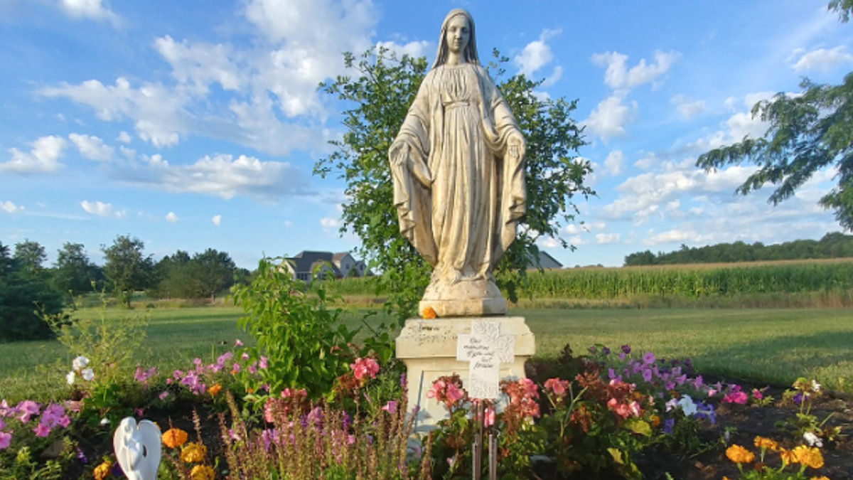 Mary garden contest / concours du plus beau jardin marial 1
