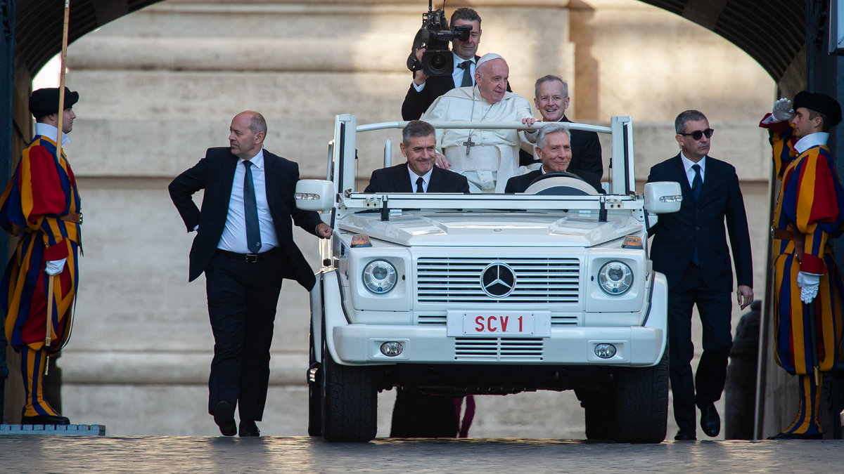 WEB2-AMPAJ3021-Renzo-Cece-the-popes-driver-Antoine-Mekary-ALETEIA-AM_2795.jpg