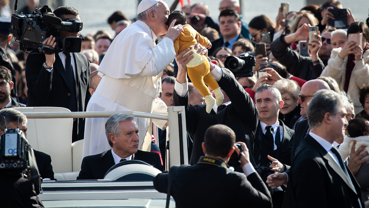 WEB2-AMPAJ3021-Renzo-Cece-the-popes-driver-Antoine-Mekary-ALETEIA-AM_6515.jpg