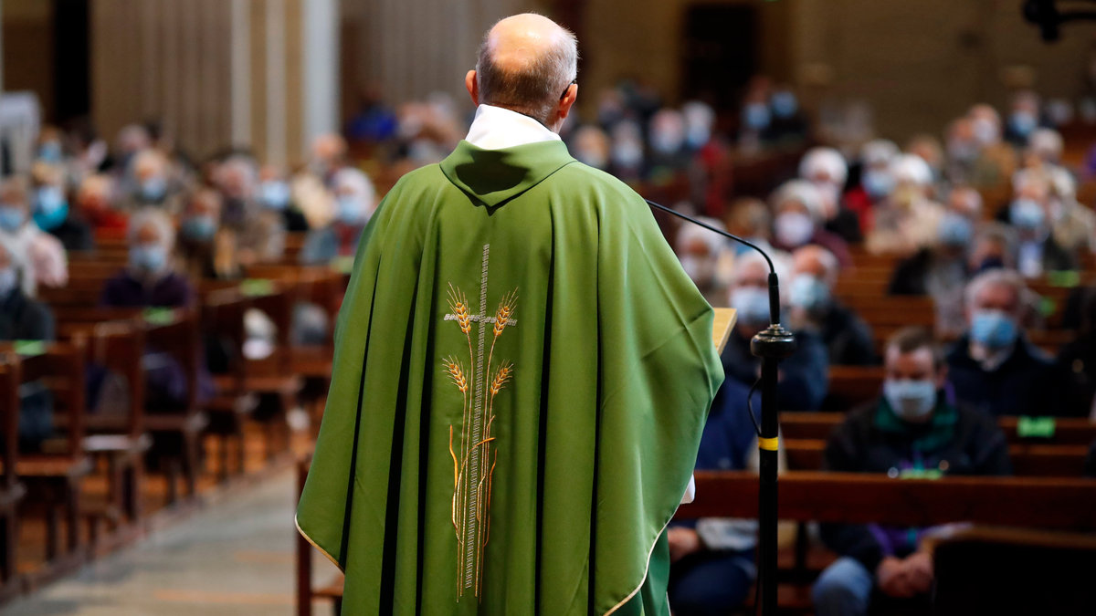 PRÊTRE-AVEC-PAROISSIENS-FR146422A-e1686926264409.jpg