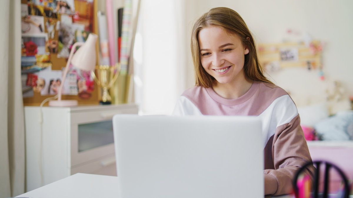 TEENAGER COMPUTER