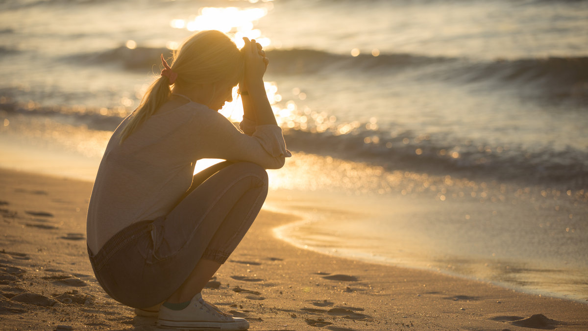SAD WOMAN, BEACH