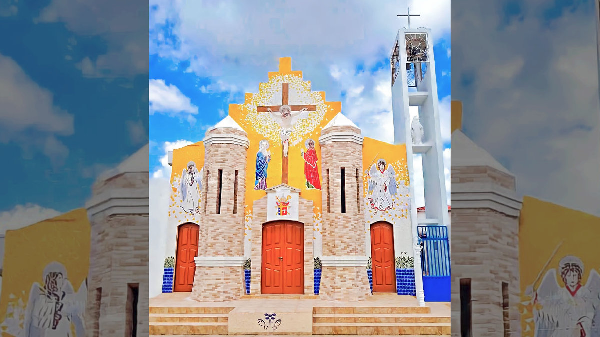 Fachada de igreja 100% em mosaico em Acupe