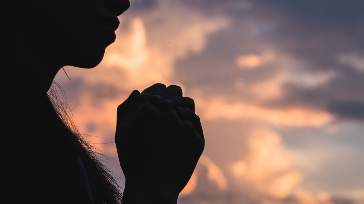 pray woman