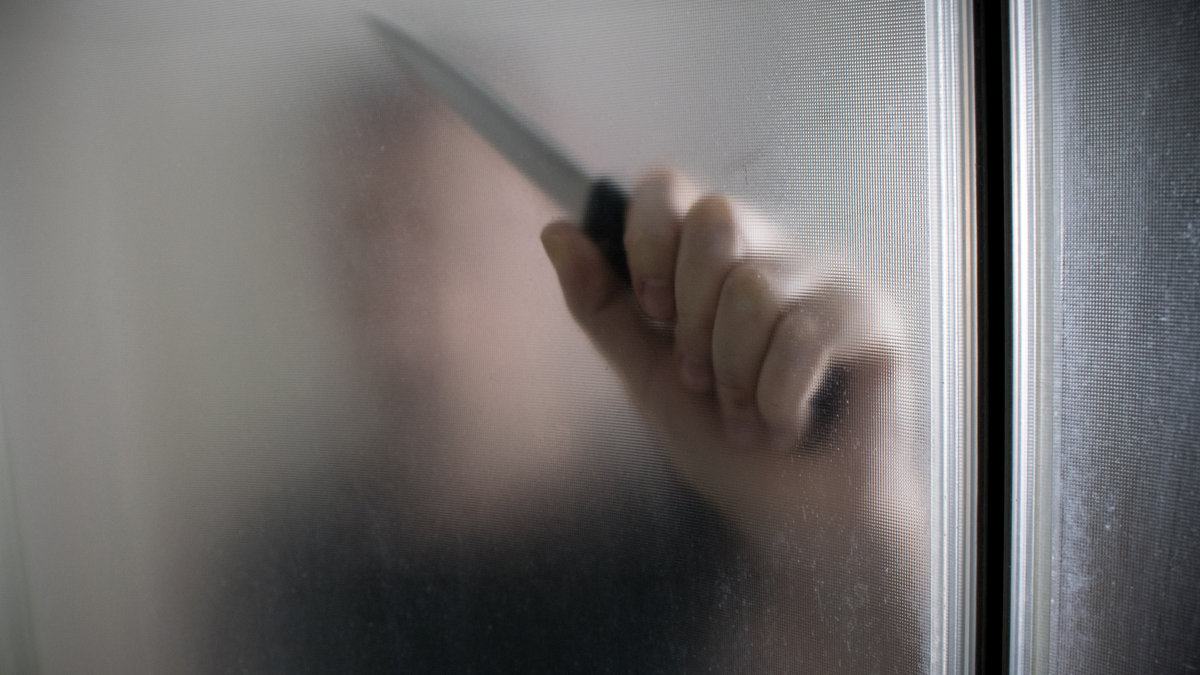 MAN, KNIFE, CRIME