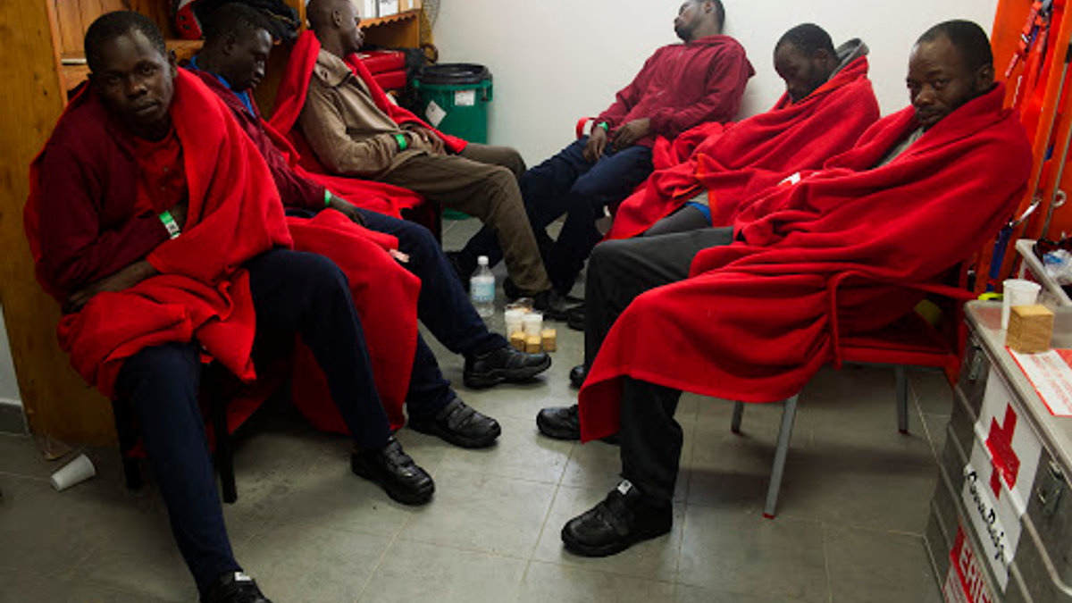 Immigration at the Red Cross premises at Tarifa’s harbour – es