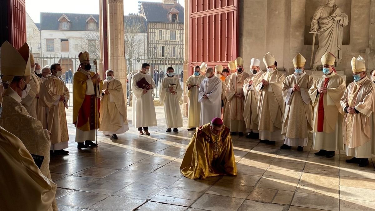 WEB2-MESSE-ORDINATION-MGR-JOLY-CEF.jpg