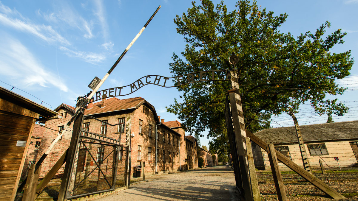 AUSCHWITZ