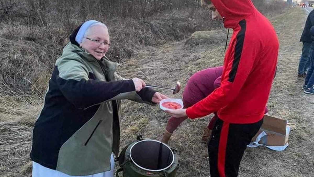 Siostra Juwencja Dziedzic OP wydaje posiłek przy granicy