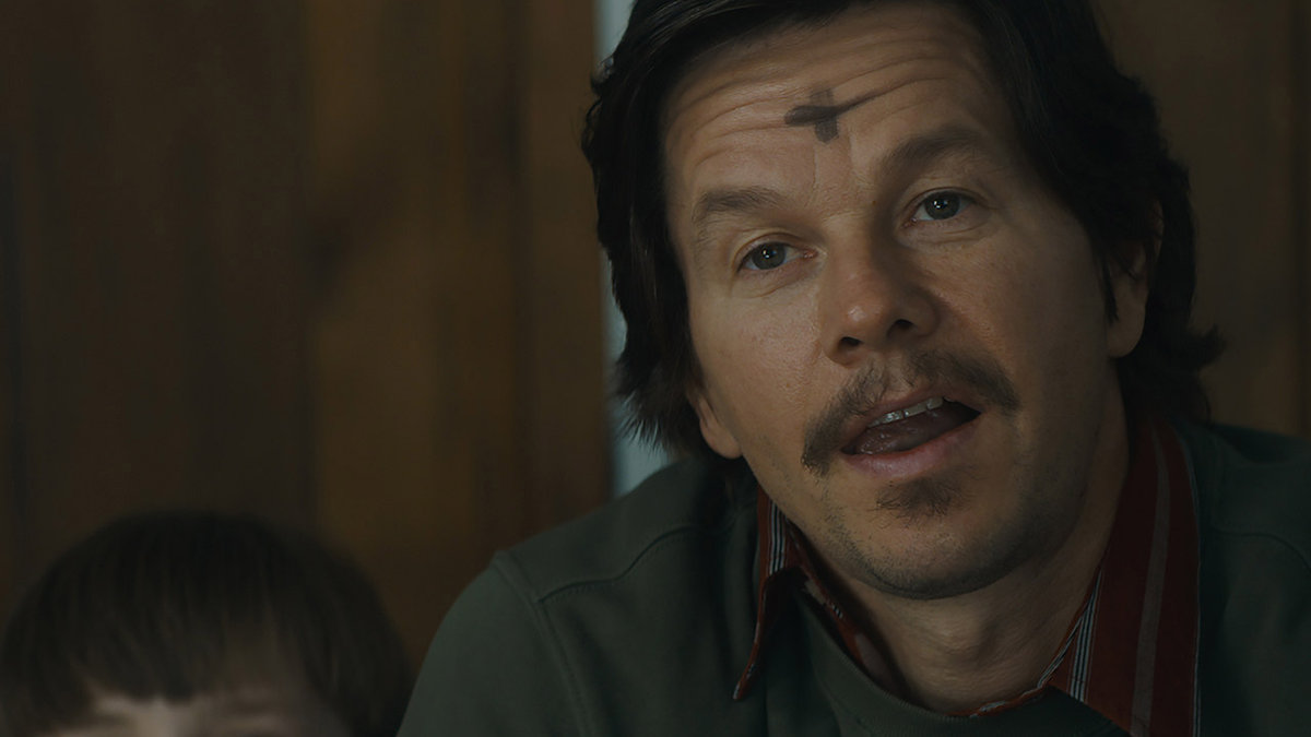 Mark Wahlberg no filme Padre Stu