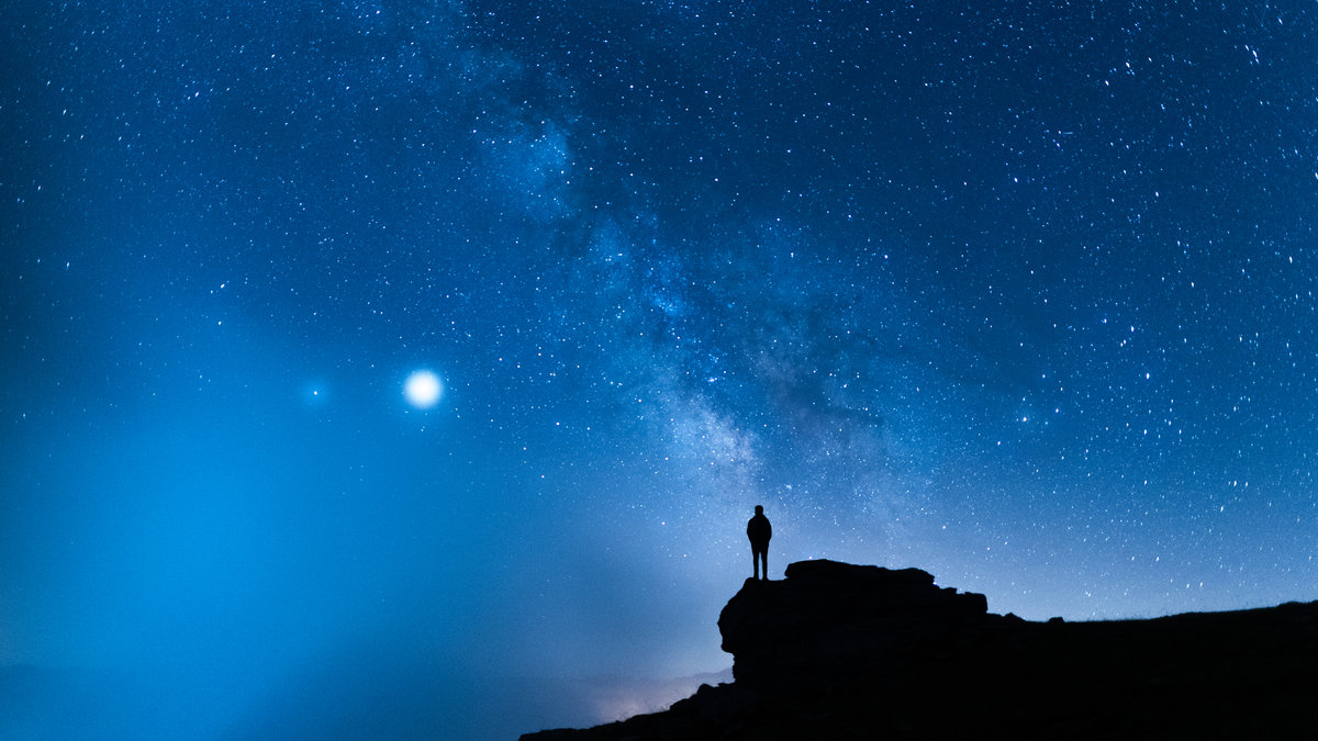 Hombre ante cielo estrellado