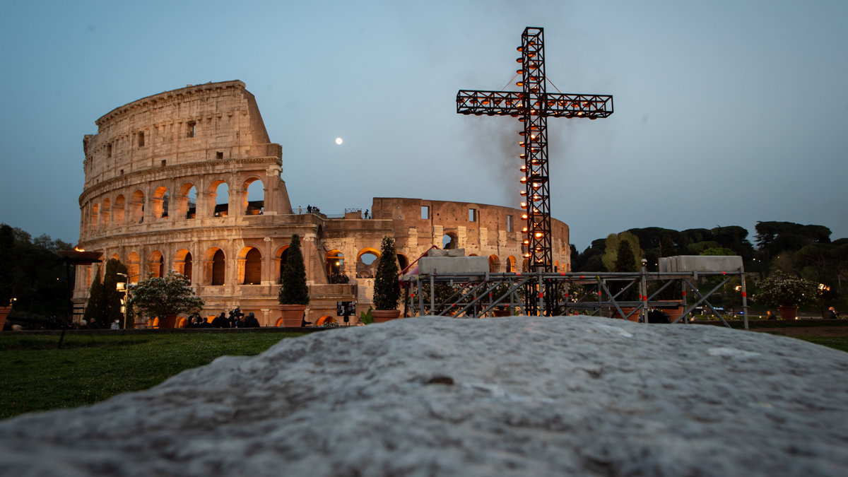POPE-FRANCIS-VIA-CRUCIS-COLOSSEUM-Antoine-Mekary-ALETEIA