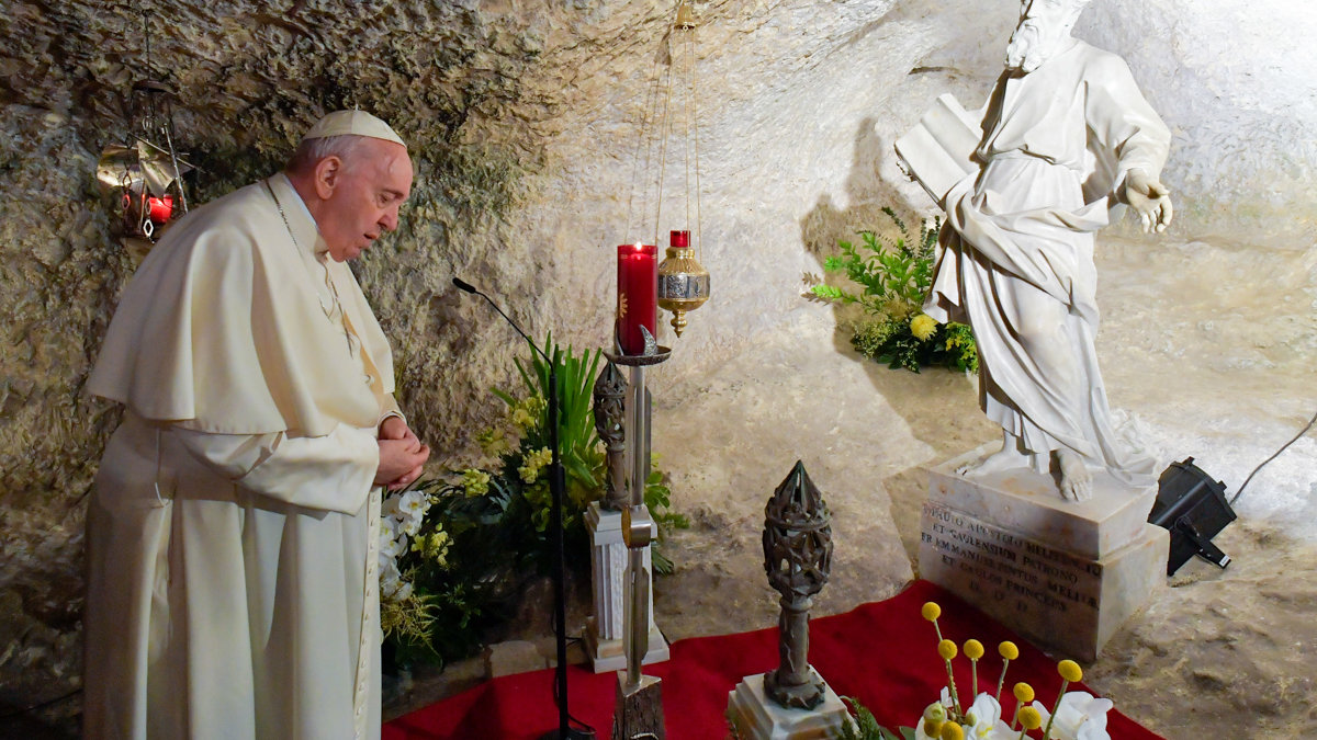 Pope-Francis-praying-in-the-Grotta-of-St.-Paul-at-the-Basilica-di-San-Paolo-in-Rabat