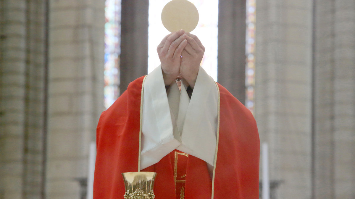 elevation-eucharistie-FR547321L.jpg