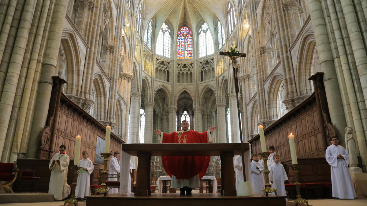 Fiéis se reúnem para a Santa Missa com o desejo de conservar a fé católica