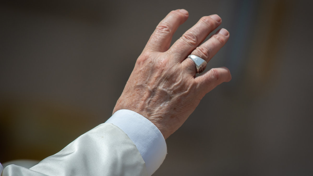 Papa Francisco está com dores no joelho