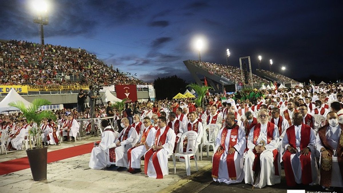 Sambódromo de Manaus recebe celebração de Pentecostes