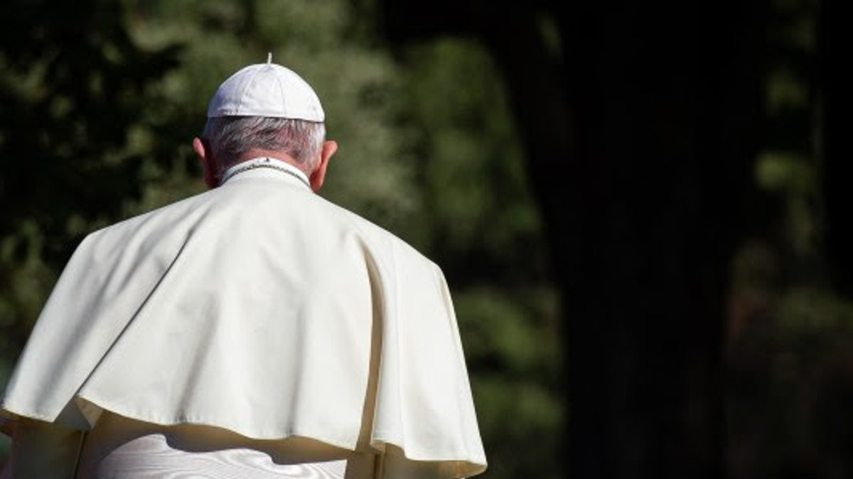 pope francis with his back turned