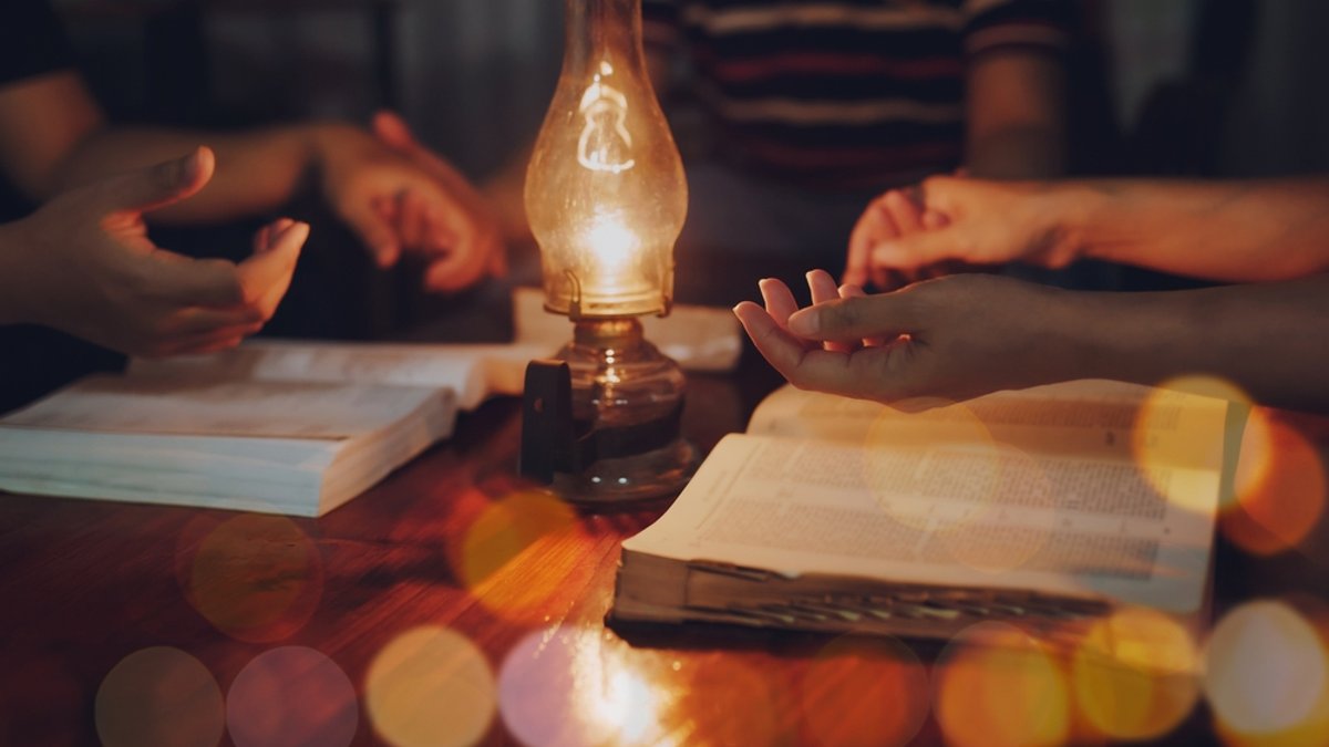 modlitwa wieczorna z Pismem Świętym przy świetle lampy
