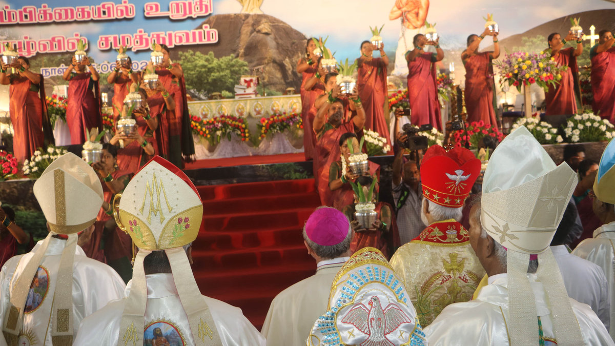 A3-dancers-welcoming-Cadinals-and-bishops-to-Altar-for-thanksgiving-Mass.jpg
