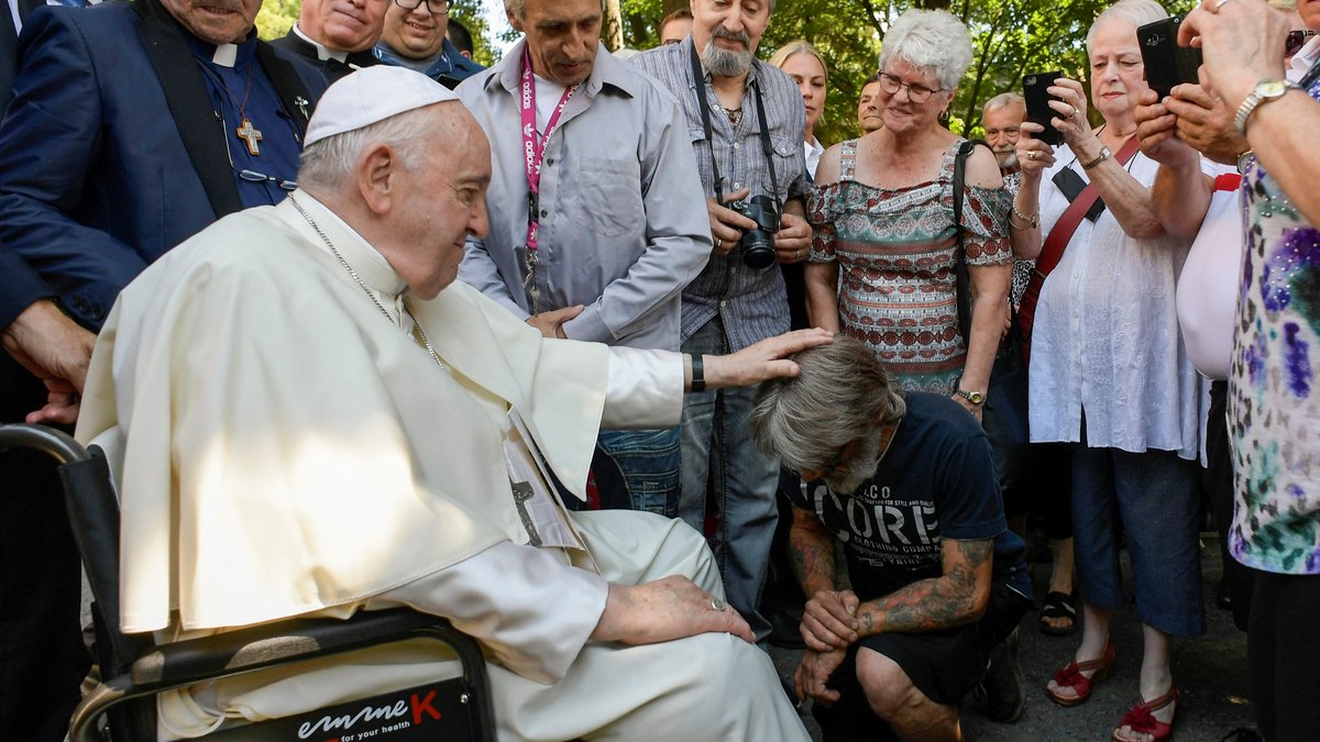 Pope Francis meets with guests of the Fraternité Saint-Alphonse in Quebec - AFP