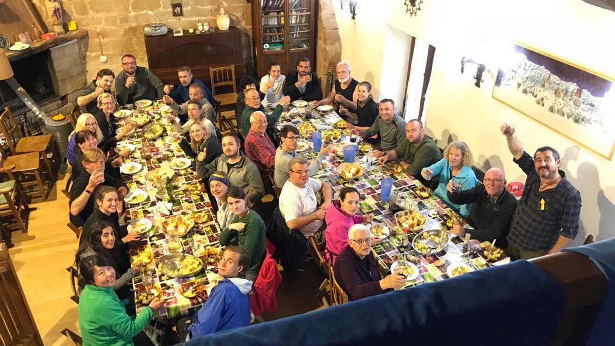 Toño en el comedor del Albergue parroquial de Grañón (La Rioja)