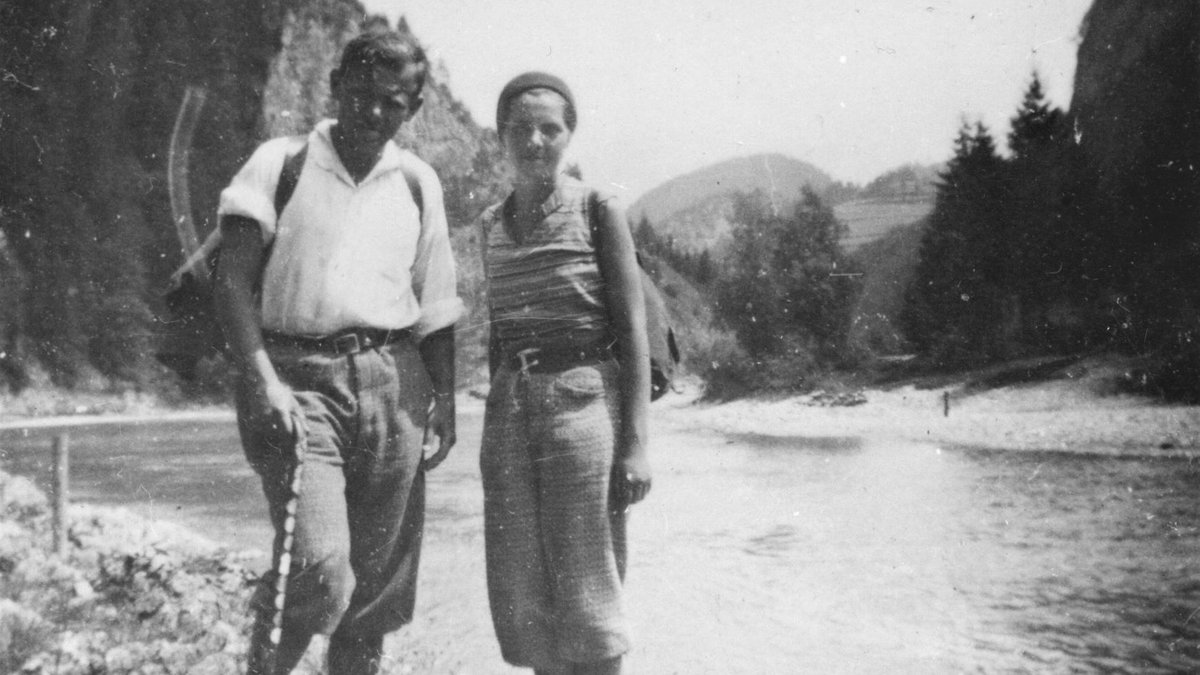 Edmund Wojtyła na górskiej wycieczce z Jadwigą Urban
