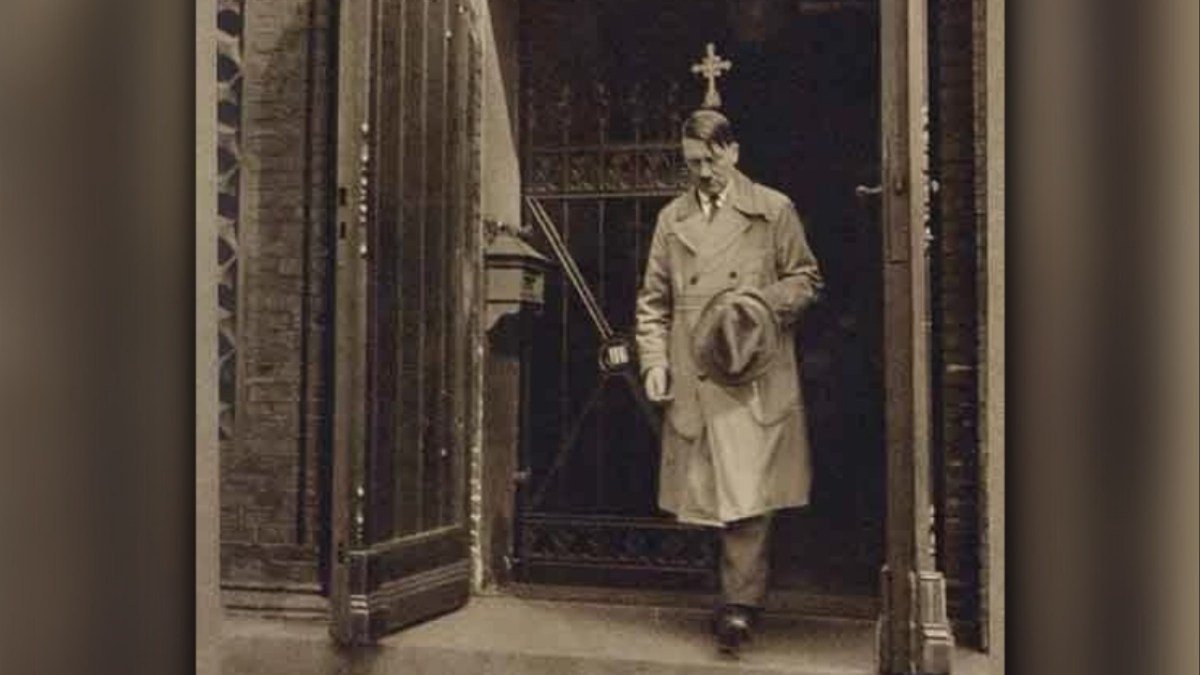 Adolf Hitler wychodzi z kościoła