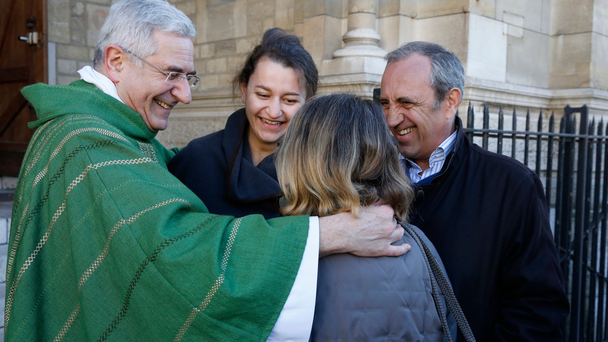 pretre-sortie-de-messe-e1672155010609.jpg