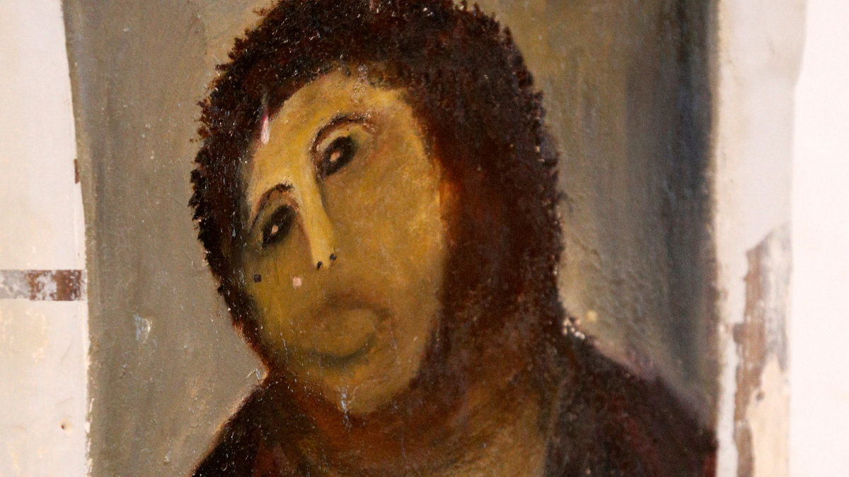 Versão alterada de "Ecce Homo" do pintor do século 19 Elias Garcia Martinez, na Igreja Borja, em Zaragoza, em 28 de agosto de 2012.