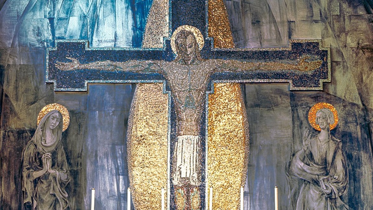 WEB3-GEORGE-MAYER-MARTIN-THE-CRUCIFIXION-OLDHAM-MURAL-FLICKR-EUROPA-NOSTRA-CC-BY-SA-2.0.jpg
