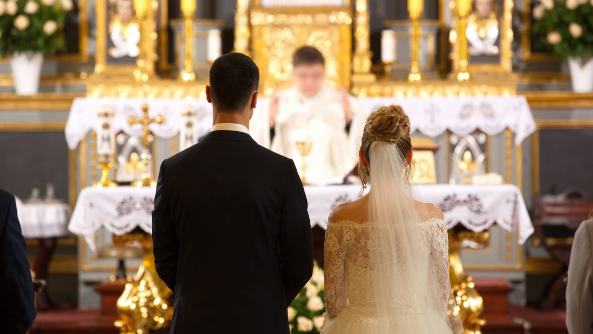WEDDING-MASS-BACK-shutterstock_763648195.jpg