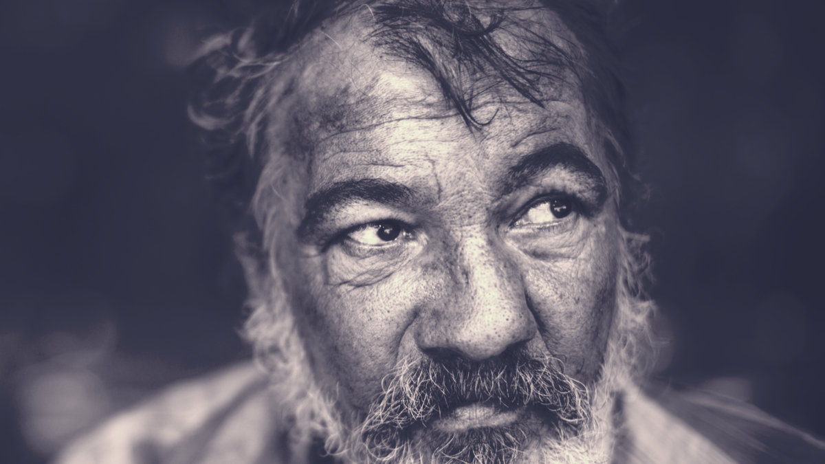 UOMO CHE GUARDA E ASCOLTA