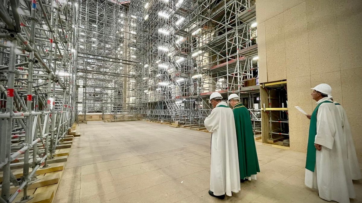 Mgr Ulrich, archevêque de Paris, Mgr Ribadeau Dumas, nouveau recteur-archiprêtre de Notre-Dame de Paris, et les chapelains à Notre-Dame de Paris