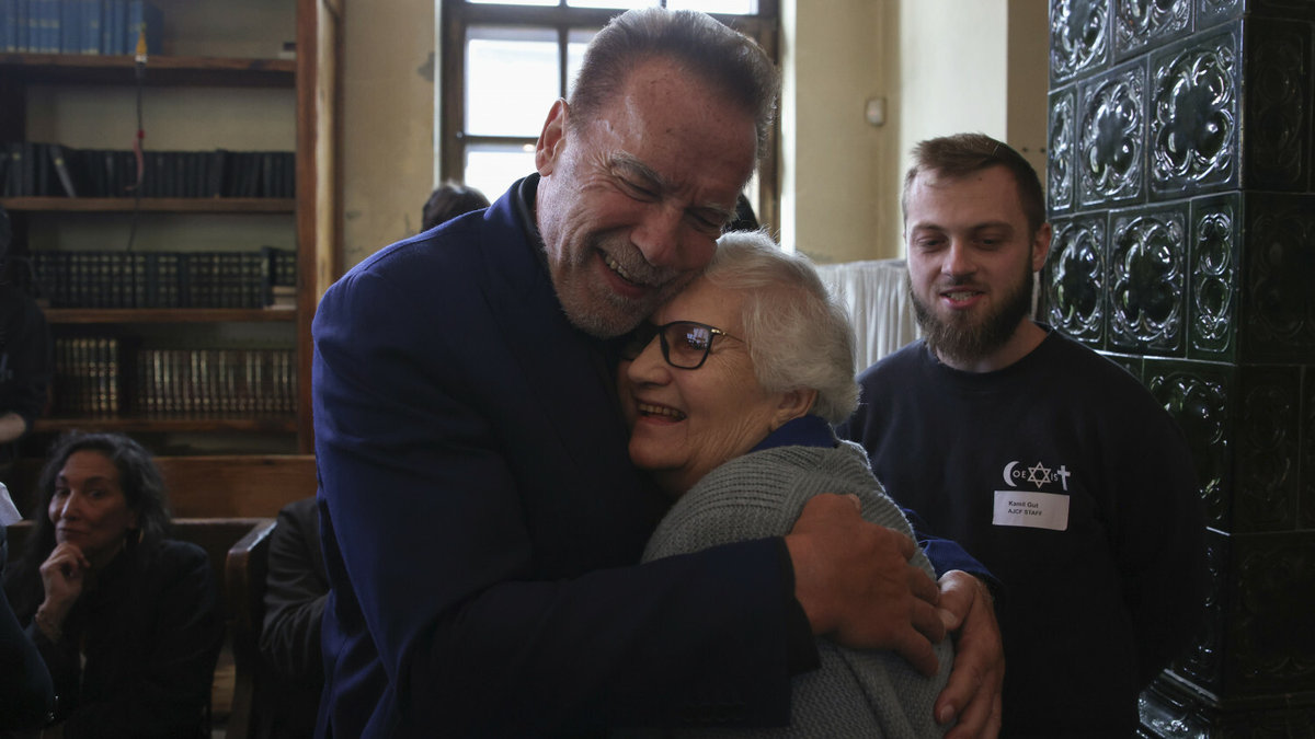 Arnold Schwarzenegger z Lidią Maksymowicz w Auschwitz