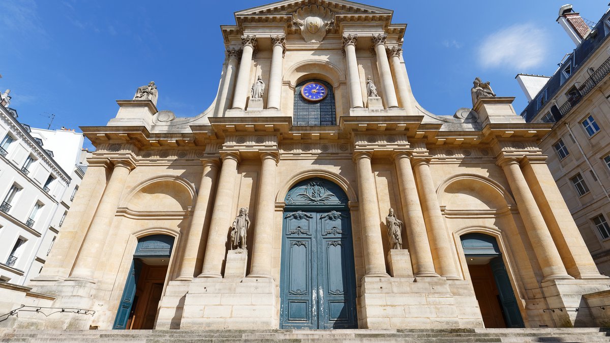 EGLISE-SAINT-ROCH-shutterstock_2044538081-e1775746736580.jpg