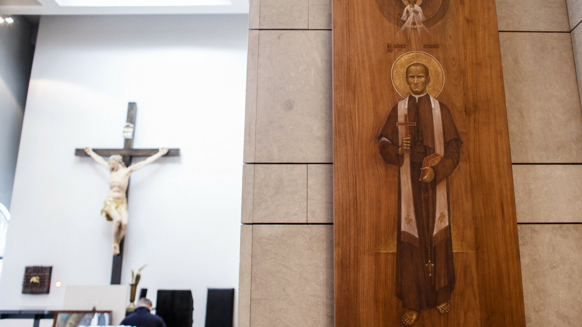 Kapliczka z ikoną ks. Józefa Stanka autorstwa Mateusza Środonia w Muzeum Powstania Warszawskiego