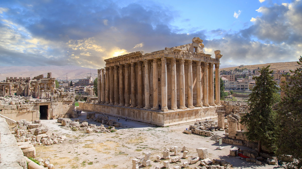 Ancient-Roman-temple-of-Bacchus-Bekaa-Valley-Baalbek-Lebanon-shutterstock