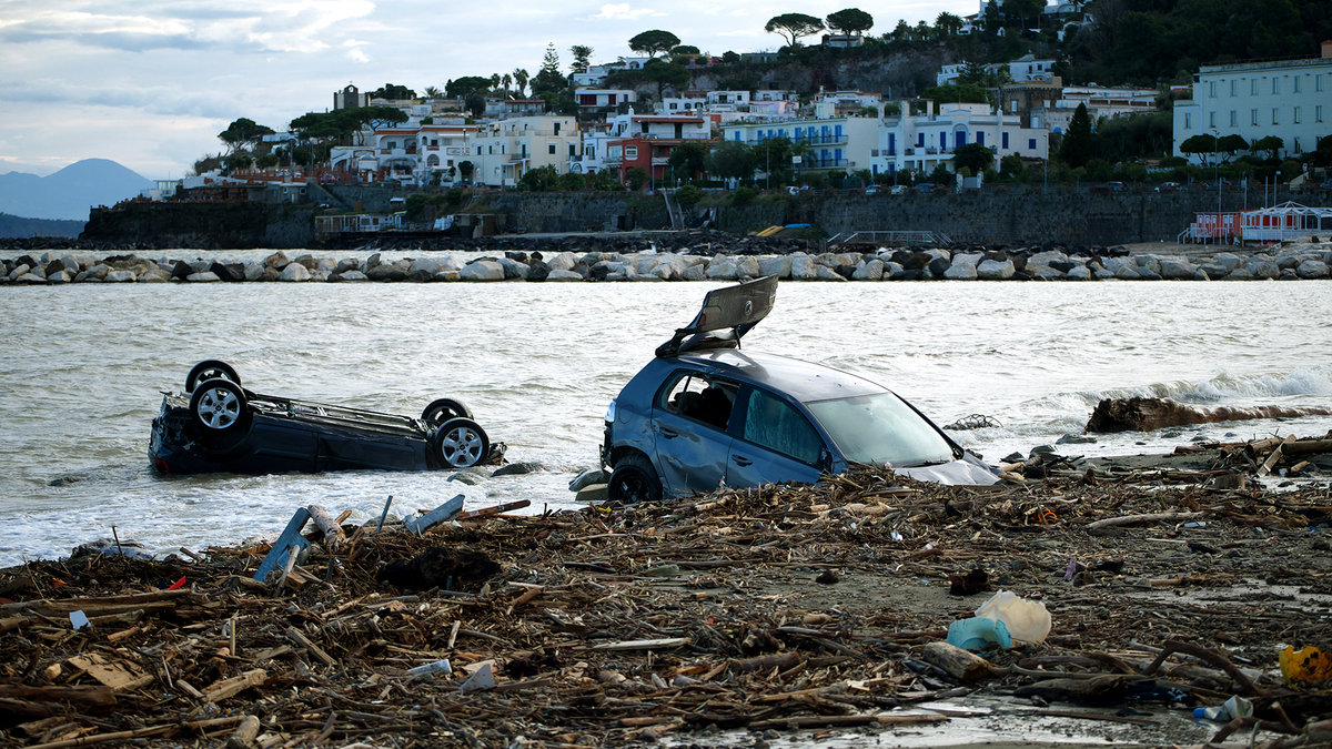 Auto danneggiate a causa della frana a Ischia