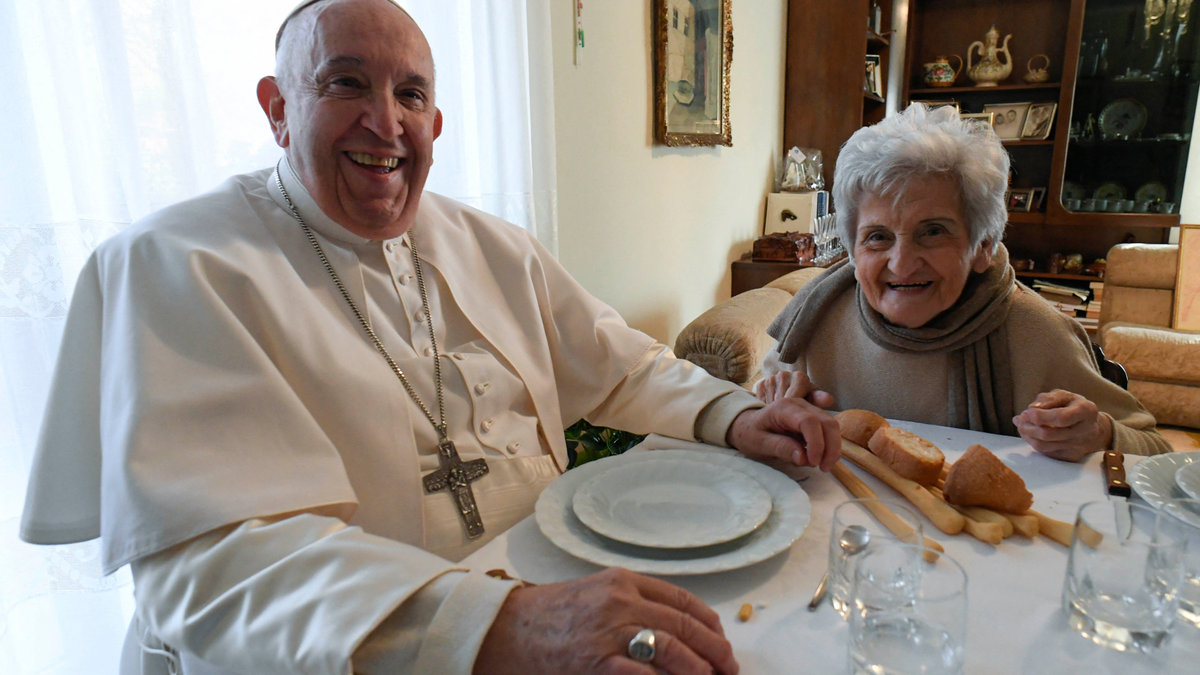 Pope-Francis-and-his-90-years-old-cousin-Carla-Rabezzana-AFP