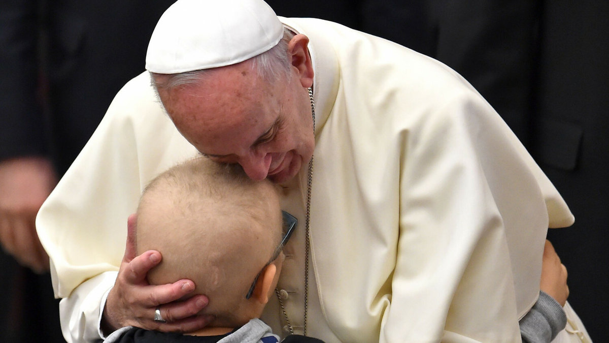papież Franciszek przytula chore dziecko