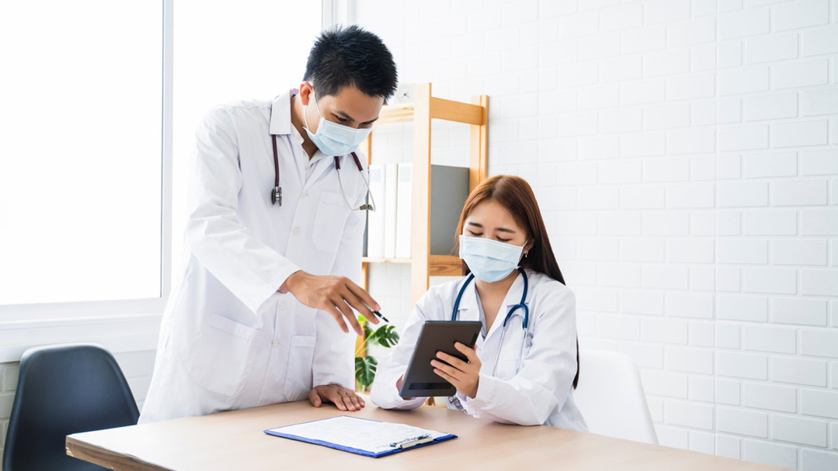 Doctor’s sharing data and debating on proper treatment