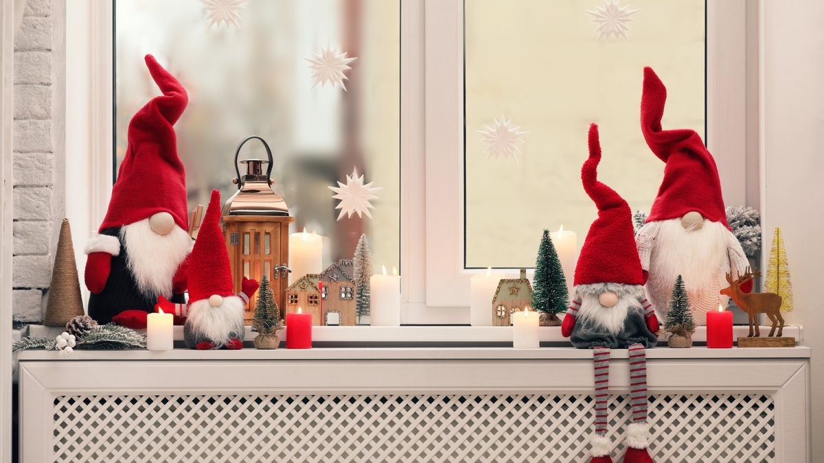 ELFI DI NATALE SEDUTI SU TERMOSIFONE