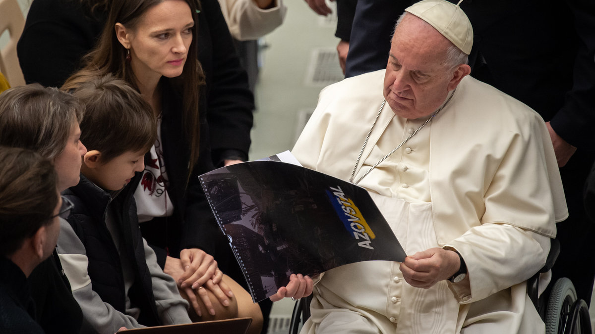 Pope Francis receives a gift from Yuliya Fedosiuk, wife of Azov battalion fighter Arseniy Fedosiuk