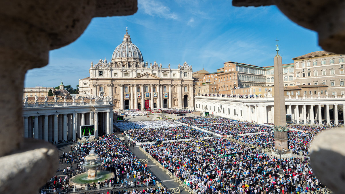 St.-Peters-sqaure-During-the-Canonization-Holy-Mass