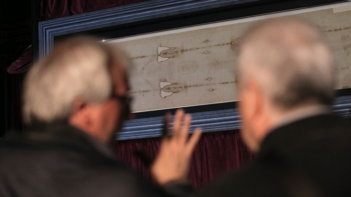 Dwóch mężczyzn ogląda Całun Turyński